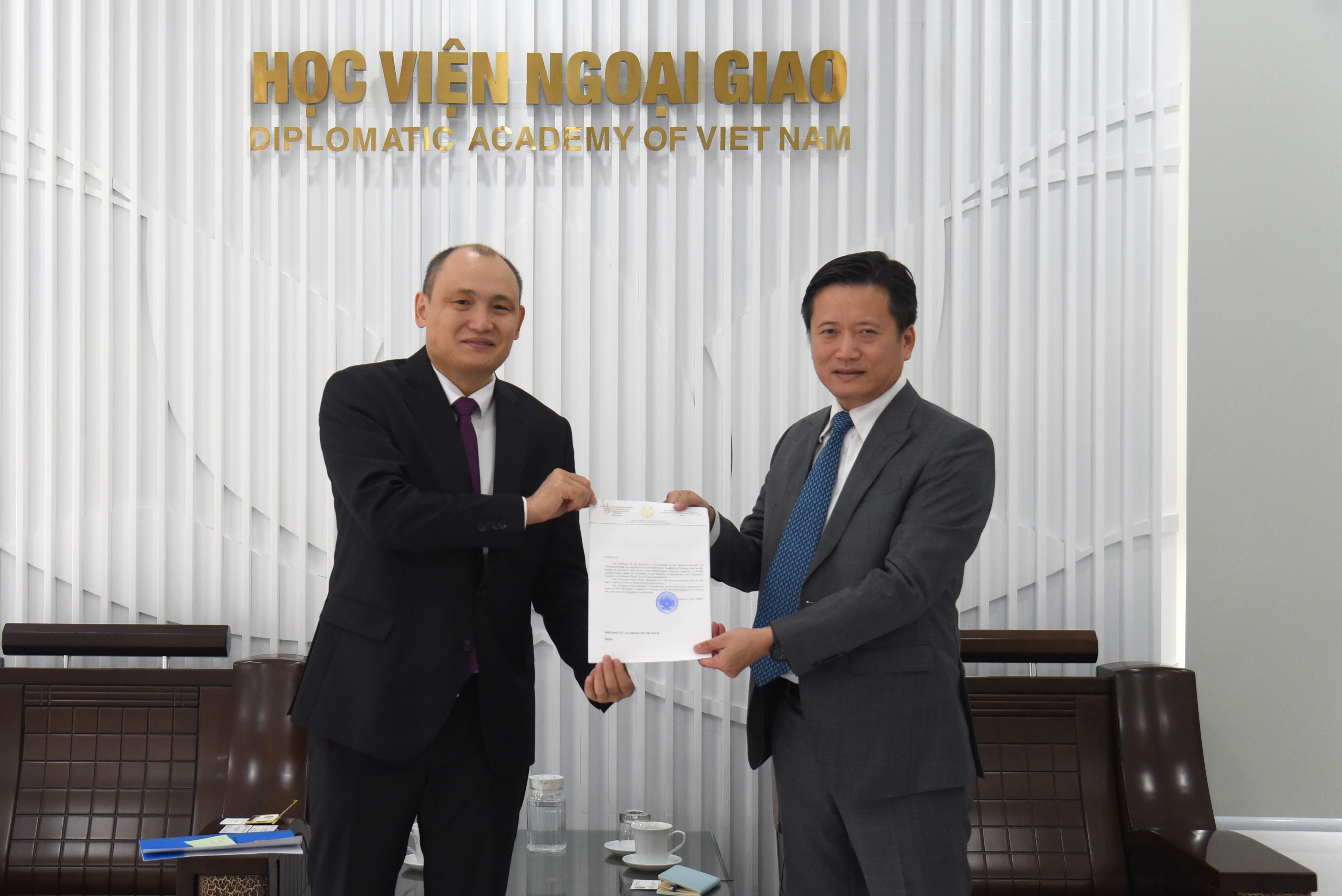 Acting President of DAV welcomes the Ambassador of Kazakhstan to Viet Nam
