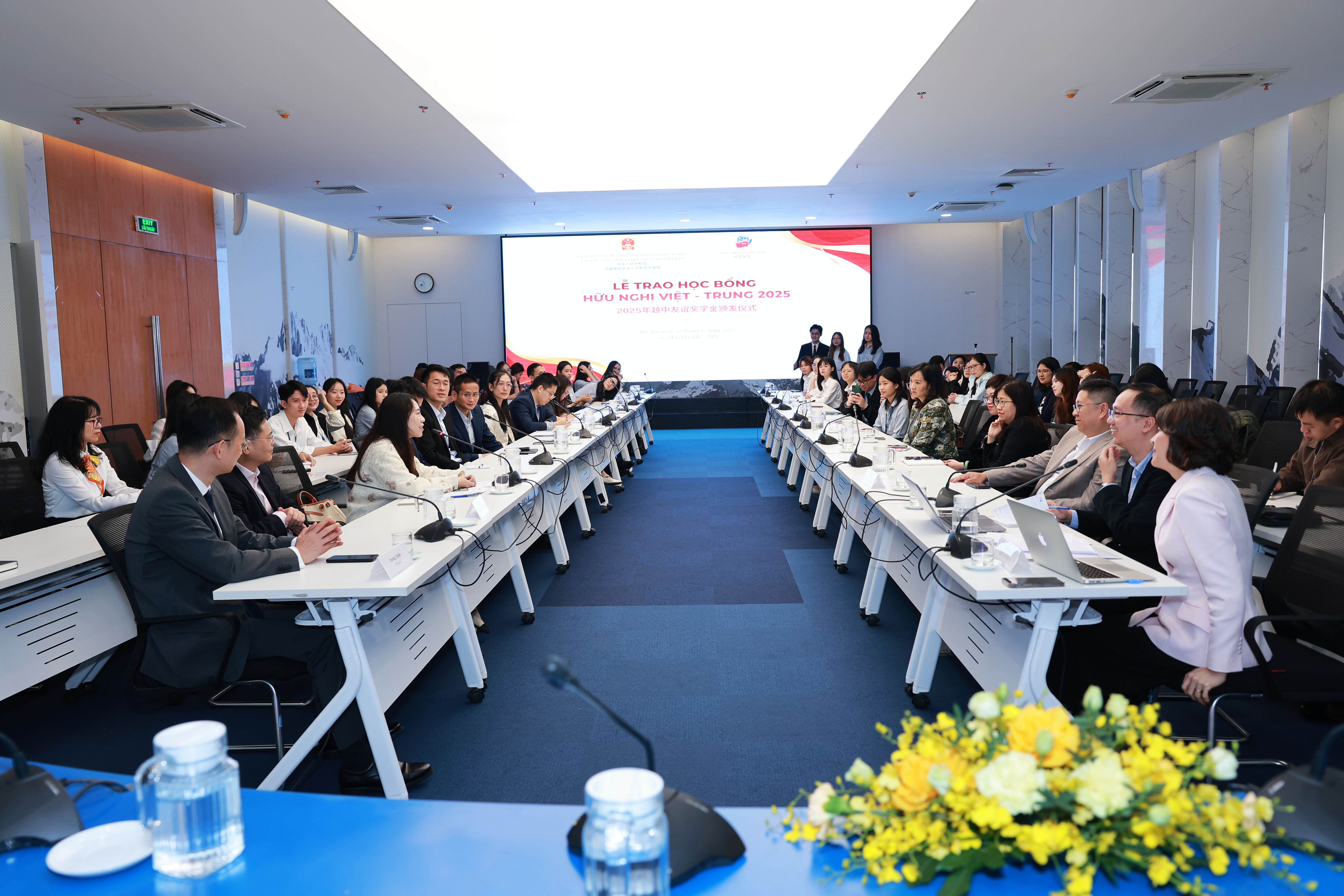 Representatives of the Diplomatic Academy of Viet Nam and the Chinese Embassy attending the ceremony