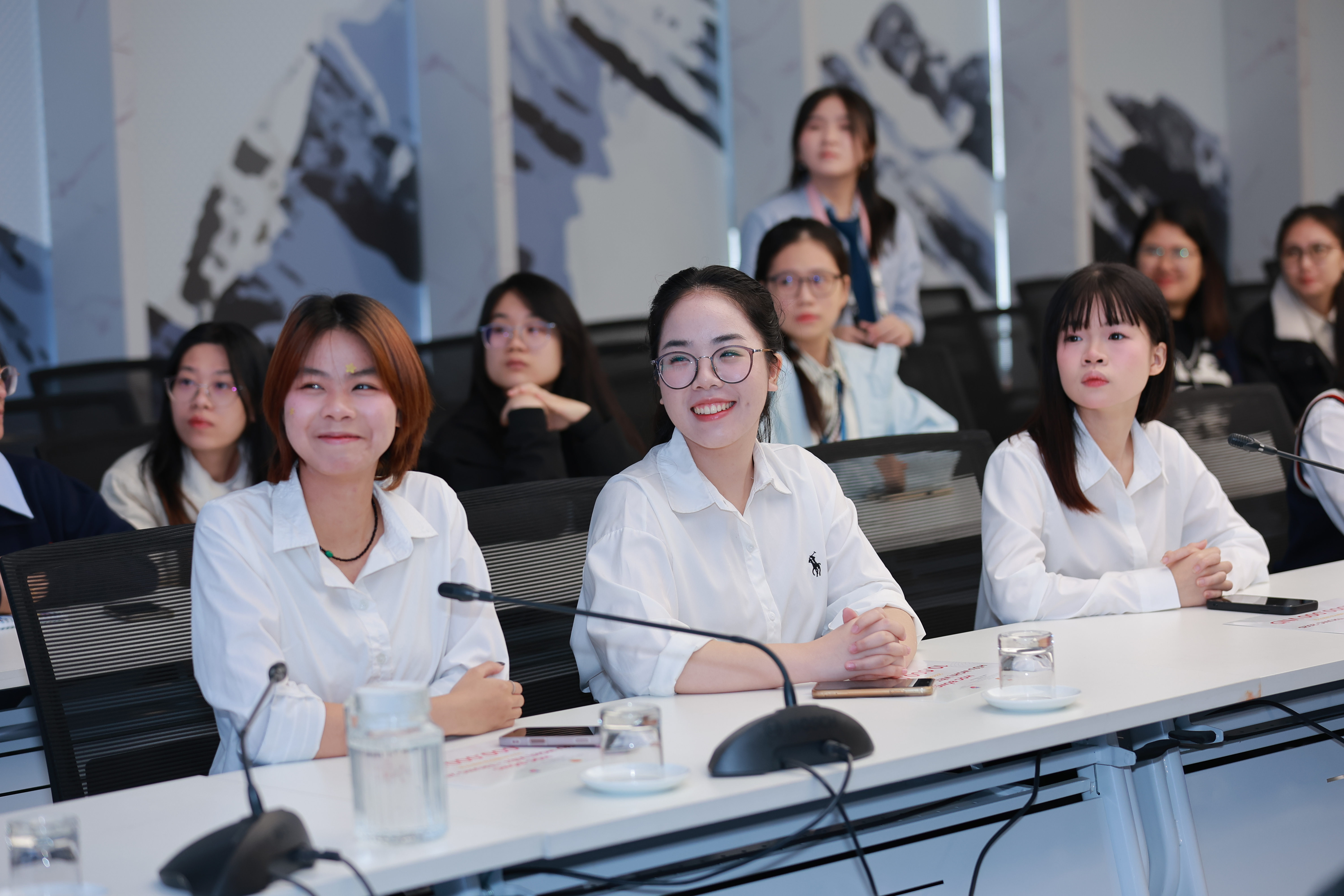 Students of the Diplomatic Academy of Viet Nam enthusiastically engage in exchanges with diplomats from the Chinese Embassy