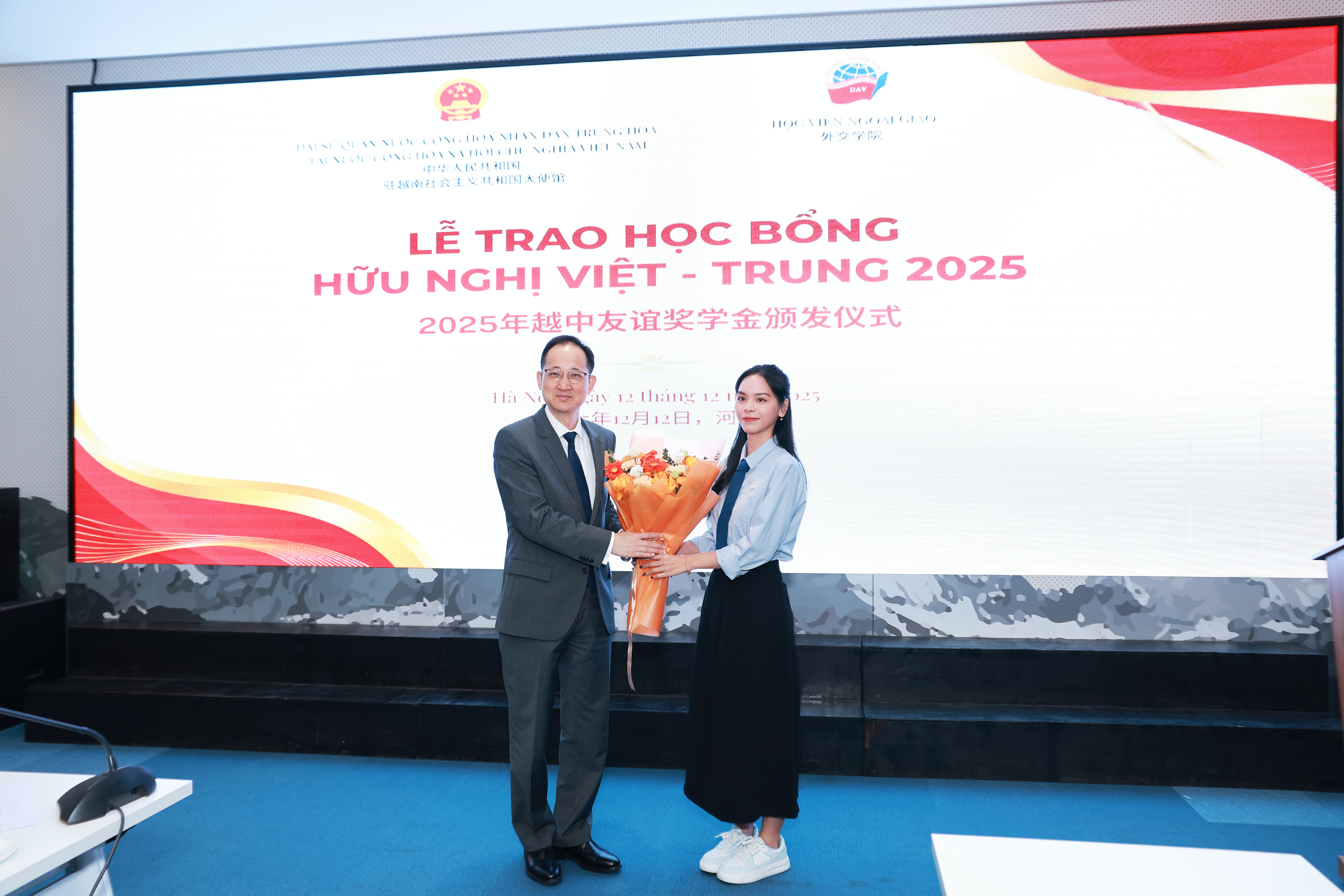 Student Truong Bao Linh presented a bouquet of flowers to the Chinese Minister Counsellor as a gesture of sincere gratitude for the Embassy&rsquo;s support in educational cooperation activities.