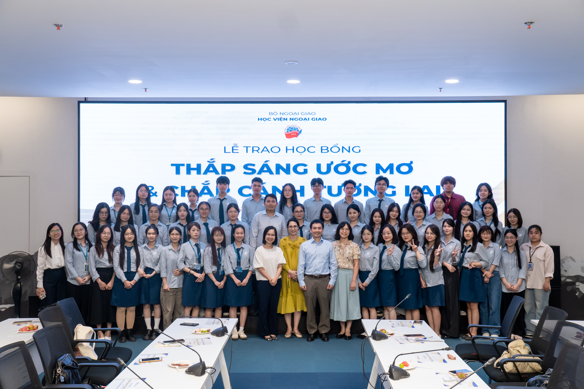 Lễ trao Học bổng Thắp sáng ước mơ và Học bổng Chắp cánh tương lai năm học 2025 - 2026