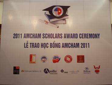tiep-noi-truyen-thong-cua-cac-sinh-vien-di-truoc-nam-nay-ba-sinh-vien-uu-tu-cua-hoc-vien-ngoai-giao-da-vinh-du-duoc-trao-hoc-bong-amcham-cua-hiep-hoi-thuong-01