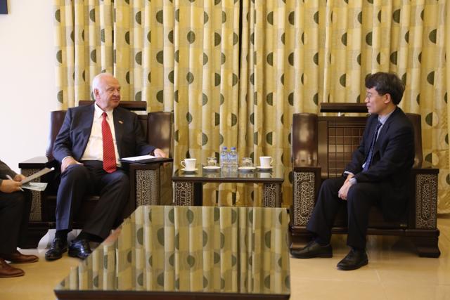 Đại sứ Konstantin Vnukov trò chuyện cùng giám đốc Học viện Ngoại giao Nguyễn Vũ Tùng
