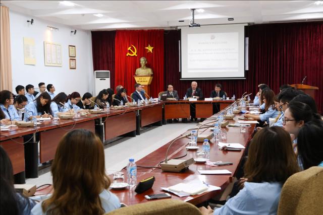 Đại sứ Konstantin Vnukov giao lưu với sinh viên khoa Chính trị Quốc tế và Ngoại giao