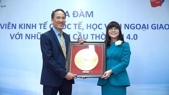 Ông Đỗ Đức Thành, Chánh Văn Phòng Học viện Ngoại giao và bà Nguyễn Thị Minh Hằng, Chủ tịch HĐQT MH Group.