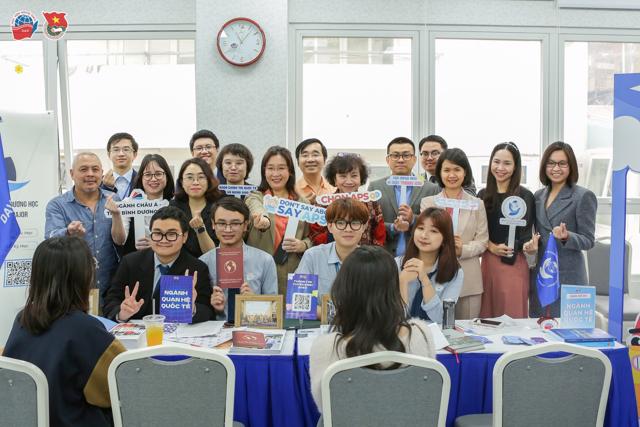 Teachers and Students from the Faculty of International Politics and Diplomacy in the DAV Open House 2023