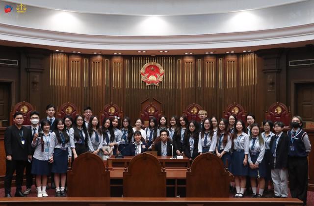 International law students visiting the Supreme People's Court of Vietnam 