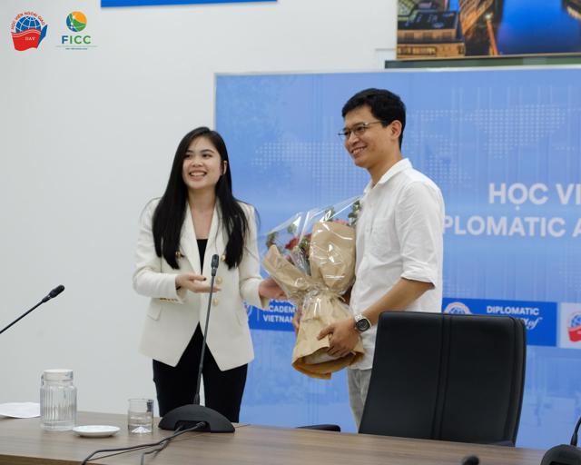 M.A. Trần Thu Thủy and VTV Editor Việt Ho&agrave;ng