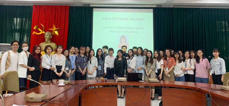 Students from TA44 attended a talk given by Ms. Nguyen Thi Y Nhu, DAV alumni, Director of Communications, External Relations and Sustainable Development Division, Coca-Cola Beverages Viet Nam