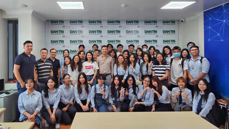 International Communication Students visiting the Dan Tri Newspaper headquarters