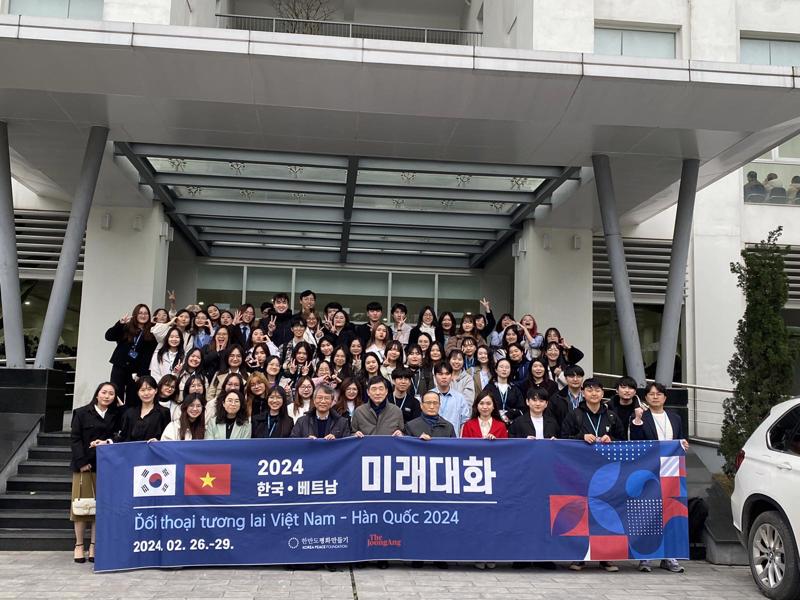Students of the Asia-Pacific Studies at the Vietnam-South Korea Future Dialog 2024