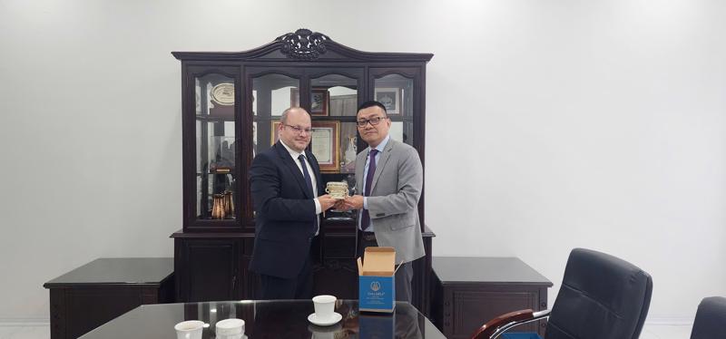 TS. Vũ Lê Thái Hoàng tặng quà lưu niệm cho ông Ilyash Gyõrgy