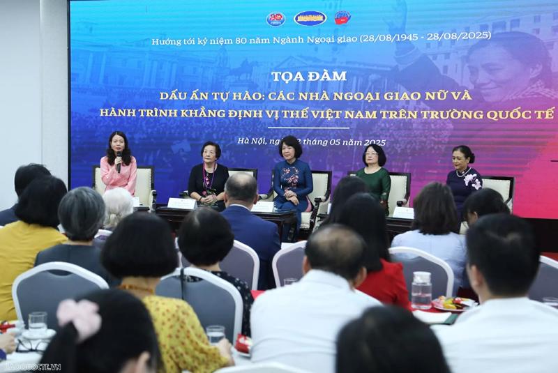 Các đại biểu chia sẻ tại buổi tọa đàm. (Ảnh: Thành Long)