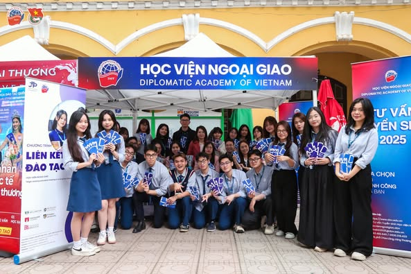 Học viện Ngoại giao tham gia tư vấn tuyển sinh tại trường THPT Phan Đình Phùng