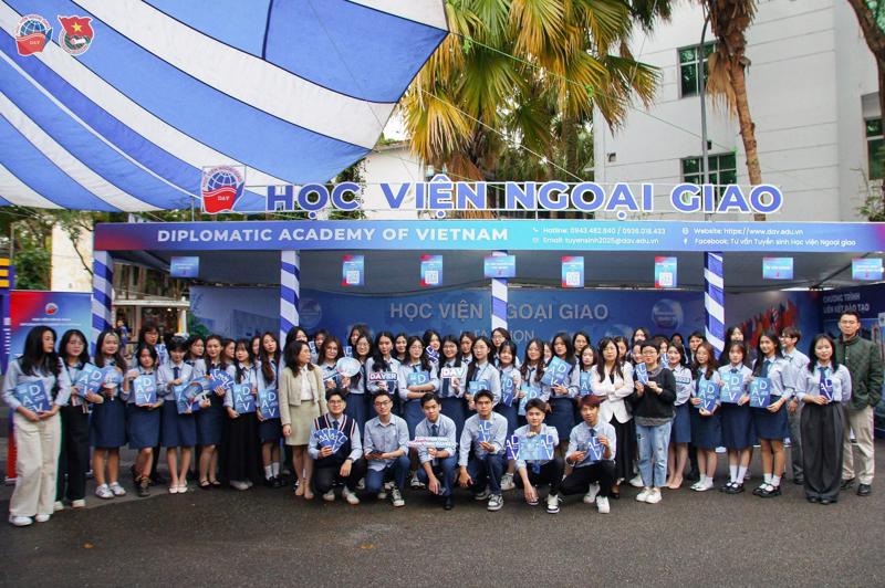 Học viện Ngoại giao tham gia tư vấn tuyển sinh tại Đại học Bách khoa Hà Nội