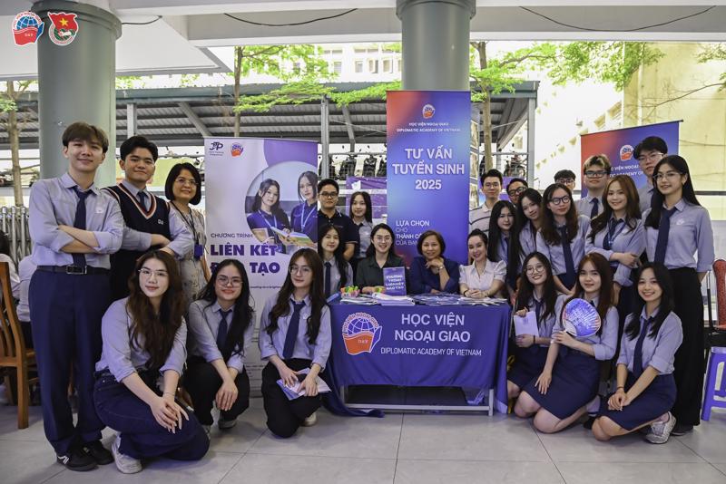 Học viện Ngoại giao tham gia tư vấn tuyển sinh tại trường THPT Nguyễn Tất Thành