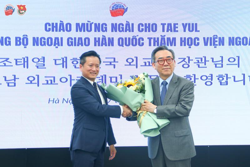 Buổi giao lưu gặp mặt với Bộ trưởng Bộ Ngoại giao Hàn Quốc Cho Tae Yul