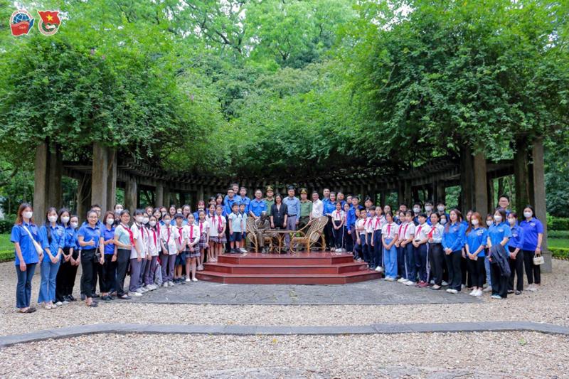 Ảnh lưu niệm tập thể các đồng chí cán bộ, Đoàn viên, Đội viên ưu tú đại diện cho các đơn vị BCH cấp Bộ, cấp cơ sở tại địa bàn thành phố Hà Nội đến tham dự buổi Sinh hoạt