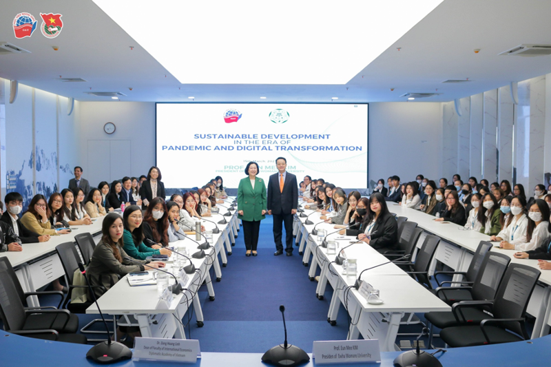 Ảnh lưu niệm tập thể thành viên tham dự buổi chia sẻ bài giảng