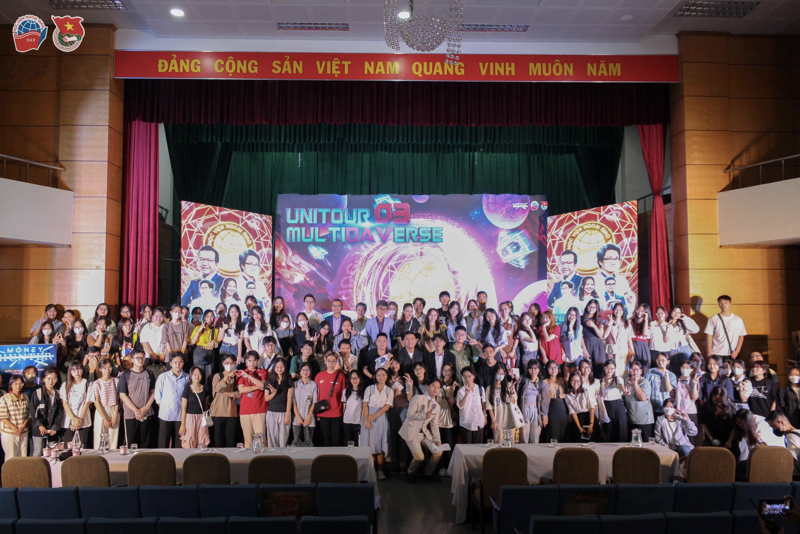 Ảnh lưu niệm của sinh viên Học viện Ngoại giao cùng Đội ngũ BTC và diễn giả Chương trình “Unitour: Money Hunter 03 X DAV”