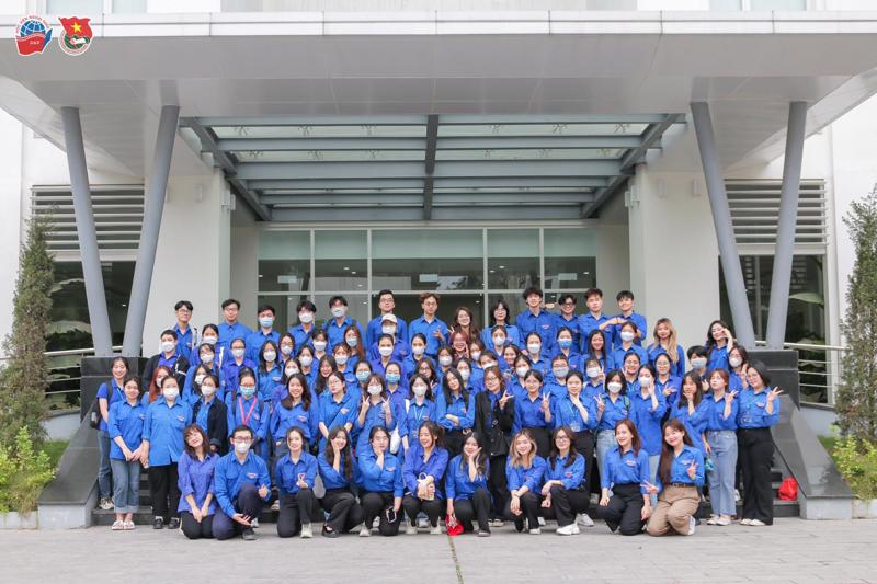 Ảnh lưu niệm của tập thể BCH Đoàn Thanh niên Học viện Ngoại giao cùng đoàn viên, thanh niên sinh viên Học viện tham gia chương trình “Ngày Chủ Nhật Xanh 2023”