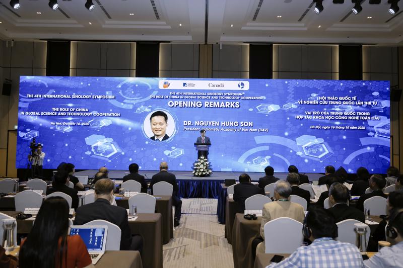 Dr. Nguyen Hung Son, President of the Diplomatic Academy of Viet Nam, delivers his opening speech at the Symposium.