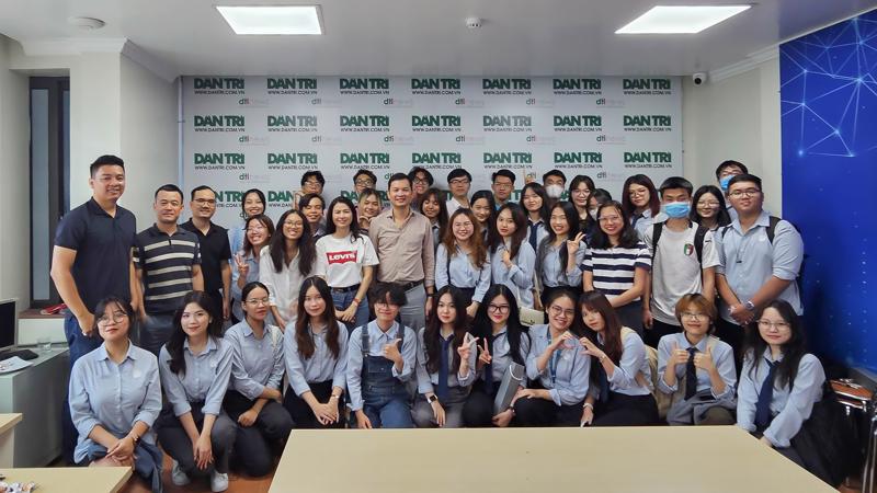 Dr. Vũ Tuấn Anh, Dean of the Faculty of International Communication and Culture with students of Cohort 49, participated in an exchange session and gained practical experience at the editorial office of Dân Trí Newspaper.