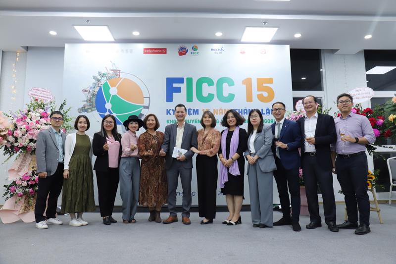 Dr. Nguyễn Thị Thìn, Deputy Director of the Diplomatic Academy of Vietnam with many faculty lecturers.