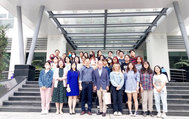 Dr. Vũ Tuấn Anh, Dean of the Faculty of International Communication and Culture, together with Mr. Greig Craft, President of AIP Foundation.