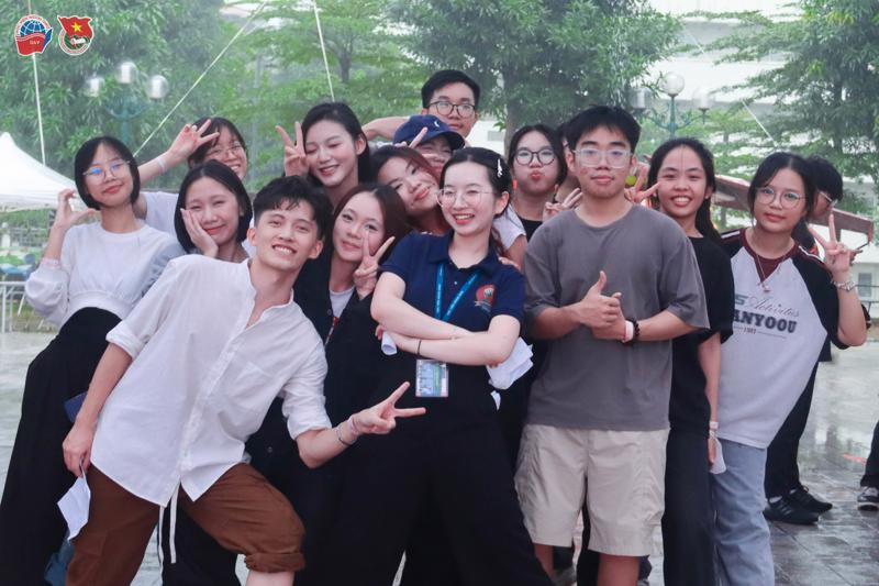 Các Tân sinh viên Học viện giao lưu cùng Ban Tổ chức Chương trình