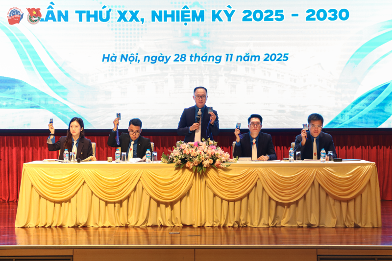 Đoàn Chủ tịch điều hành phiên làm việc và biểu quyết thông qua chương trình Đại hội
