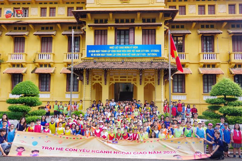 Group photo of the Organizing Committee and more than 400 children of officials from departments, units, divisions, and institutes under the Ministry of Foreign Affairs
