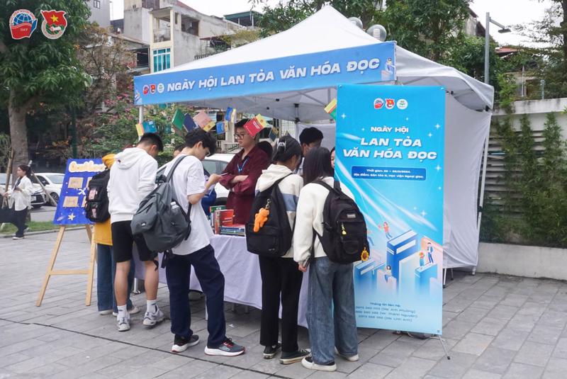 DAV students participating in activities at the festival booths