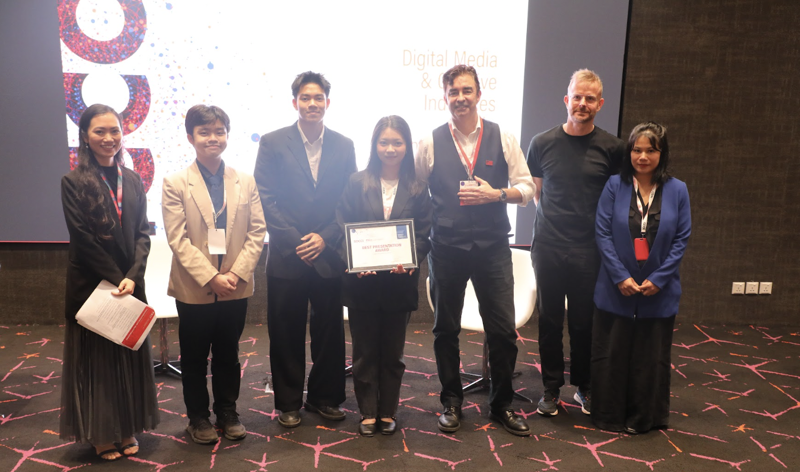 Dr. Paul David John Moody, Dean of the Faculty of Communication and Creative Industries at the British University Vietnam (BUV), presented the Best Presentation Award to the student team from the Diplomatic Academy of Vietnam.