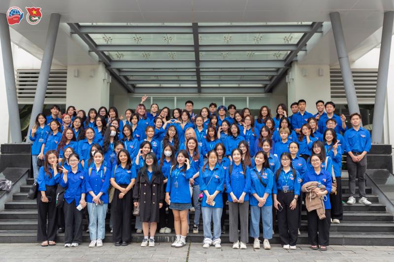 Commemorative photo of students participating in “Green Up DAV 2024”