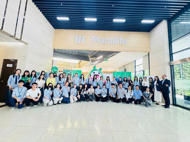 Sinh viên Học viện Ngoại giao tham gia chương trình Office Tour tại Công ty Manulife