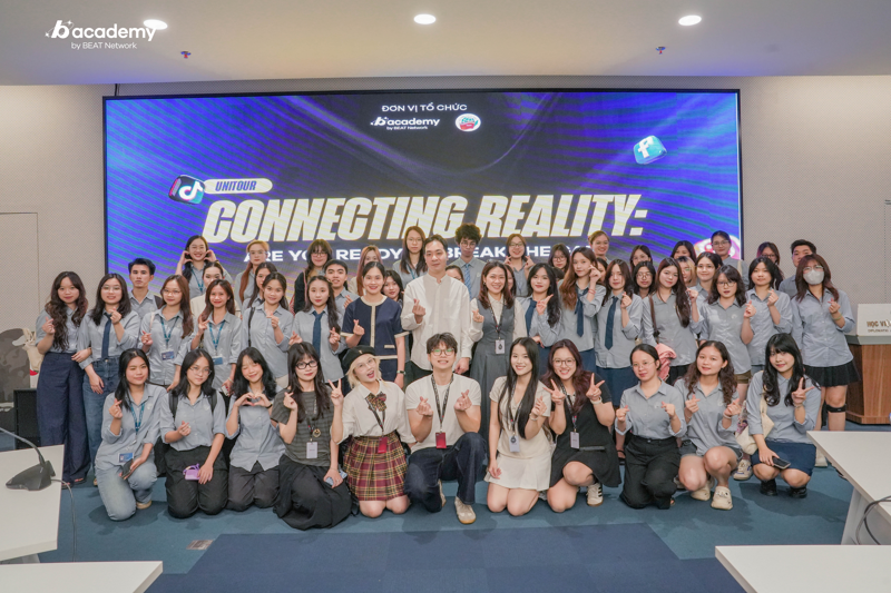 Sinh viên Học viện Ngoại giao chụp ảnh cùng đại diện Công ty BEAT Việt Nam