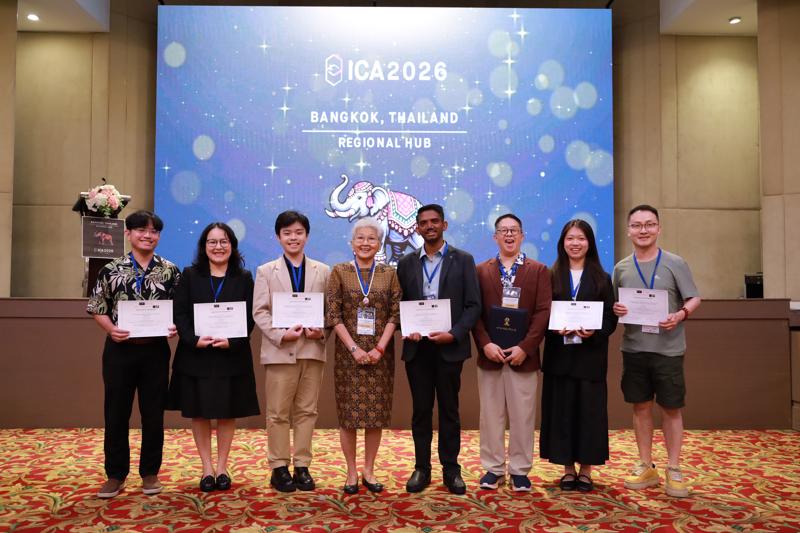 Giáo sư Jantima K. Kheokao - Chủ tịch Hiệp hội Nghiên cứu Mạng lưới dư luận châu Á - trao giải thưởng Best Presentation Award cho sinh viên Hoàng Thu Trang và Nguyễn Đức Phúc.