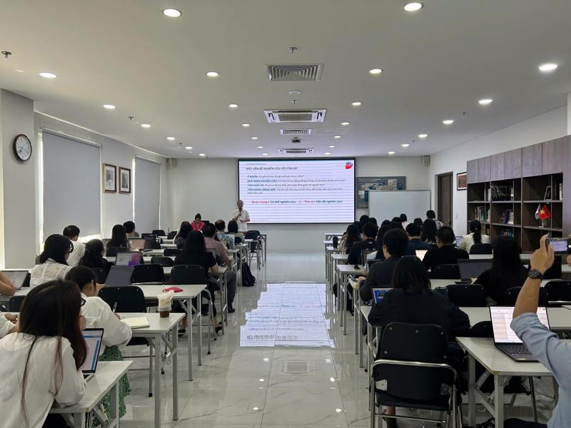 PGS.TS Hà Anh Tuấn - Trưởng khoa Chính trị Quốc tế và Ngoại giao - đang chia sẻ nội dung chuyên đề