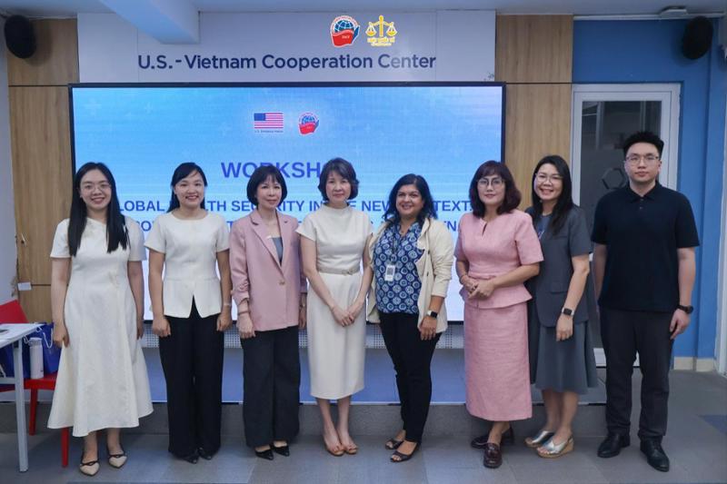 Đại diện Học viện Ngoại giao, cán bộ giảng viên Khoa Luật quốc tế cùng các vị Diễn giả và Khách mời chụp ảnh lưu niệm tại Hội thảo 